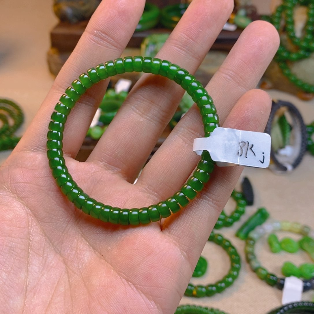 和田玉颈饰未镶嵌简*