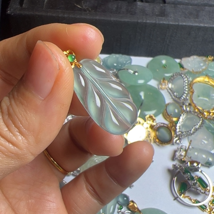 翡翠吊坠(不含链)18K金镶嵌翡翠吊坠项链