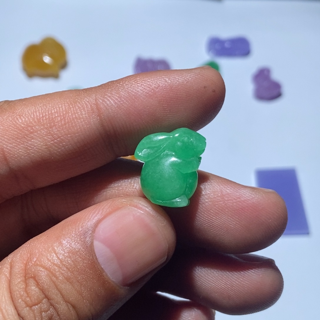 龙***骧翡翠未镶嵌颈饰吊坠