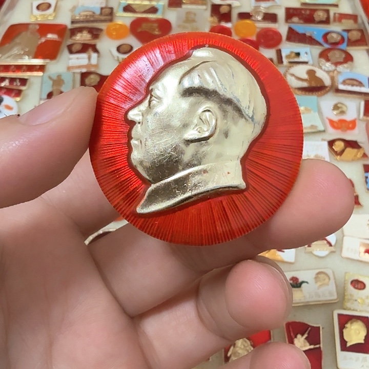 铝岁**歌毛爷爷像章