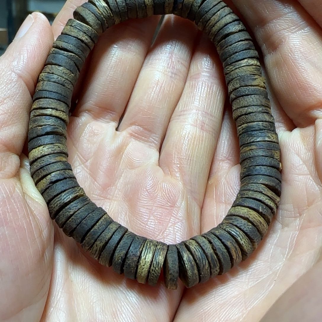 沉香手串什****?绿棋楠沉香沉水片珠单圈15克+