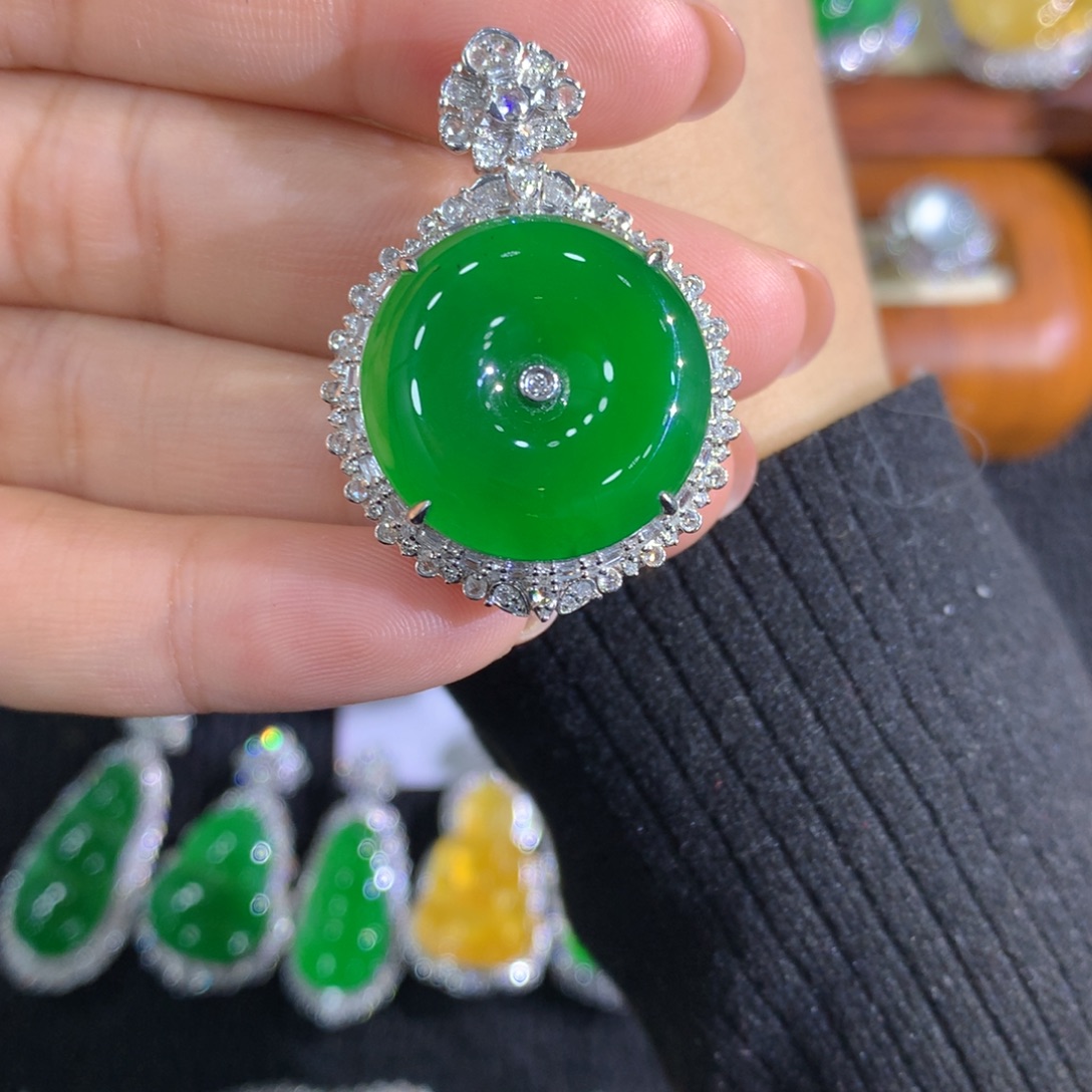 翡翠18K金镶嵌颈饰