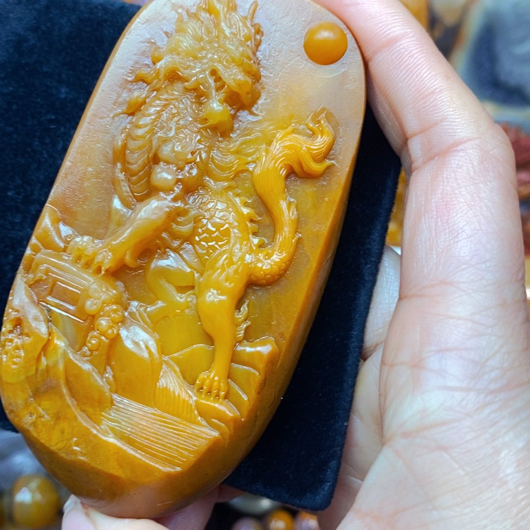 未镶嵌石英质玉（黄龙玉）颈饰