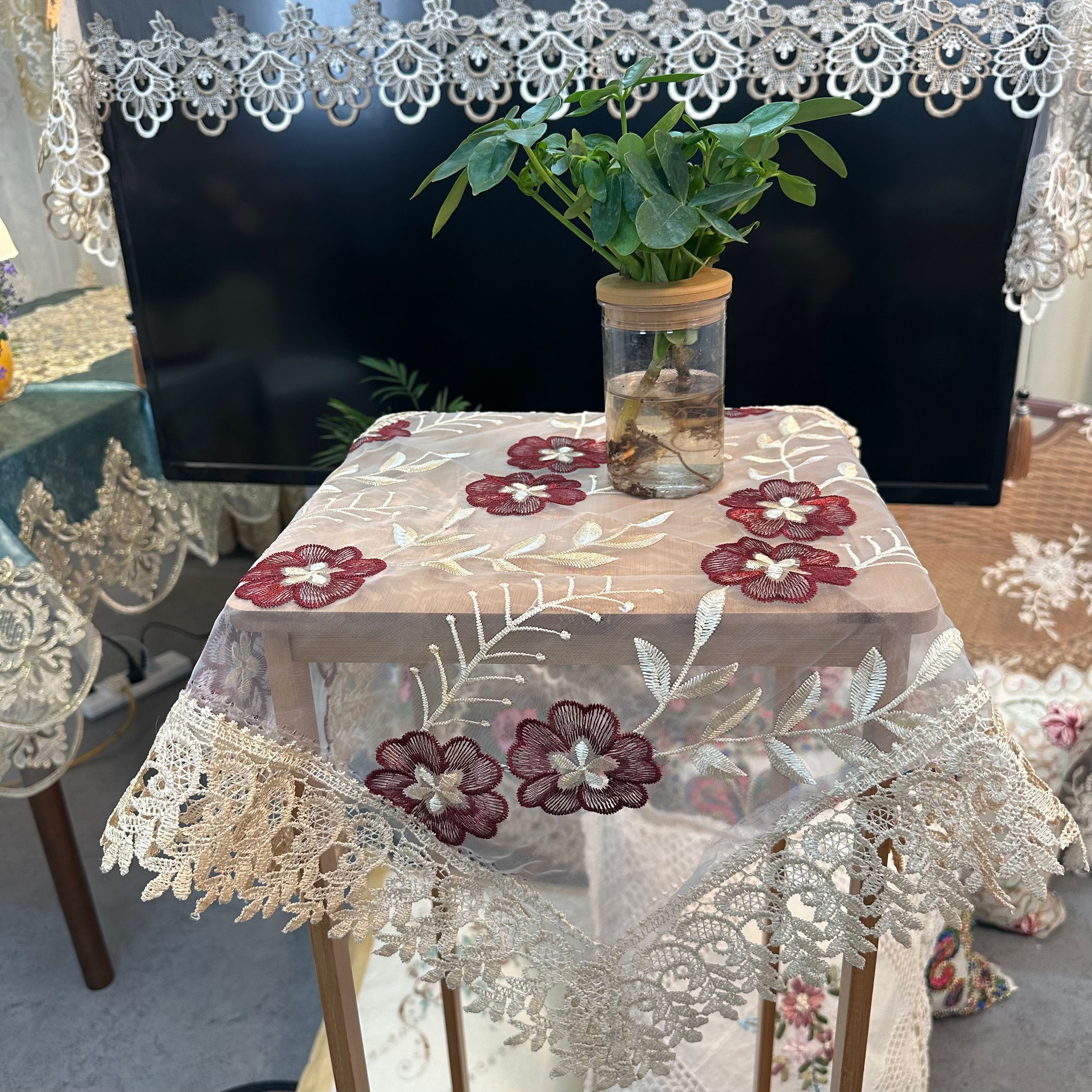 B005-3丝光线（60CM方/个) 红雪花花色微不同水溶花边盖巾