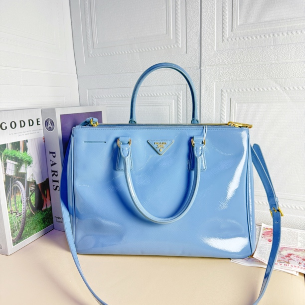 95新 Prada/普拉达 普拉达baby blue中号金扣杀手手提包有肩带