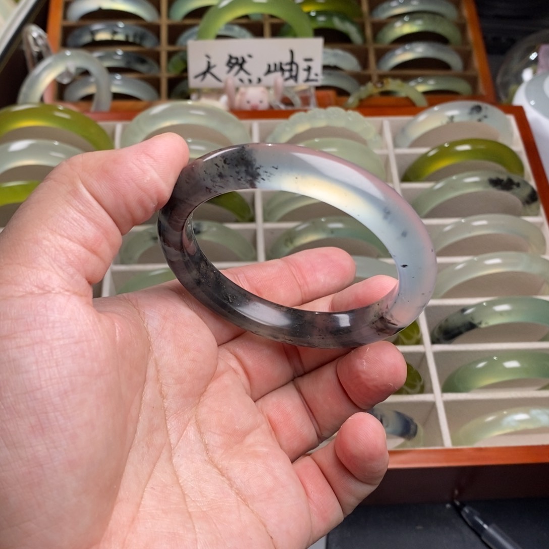 蛇纹石玉手镯未镶嵌