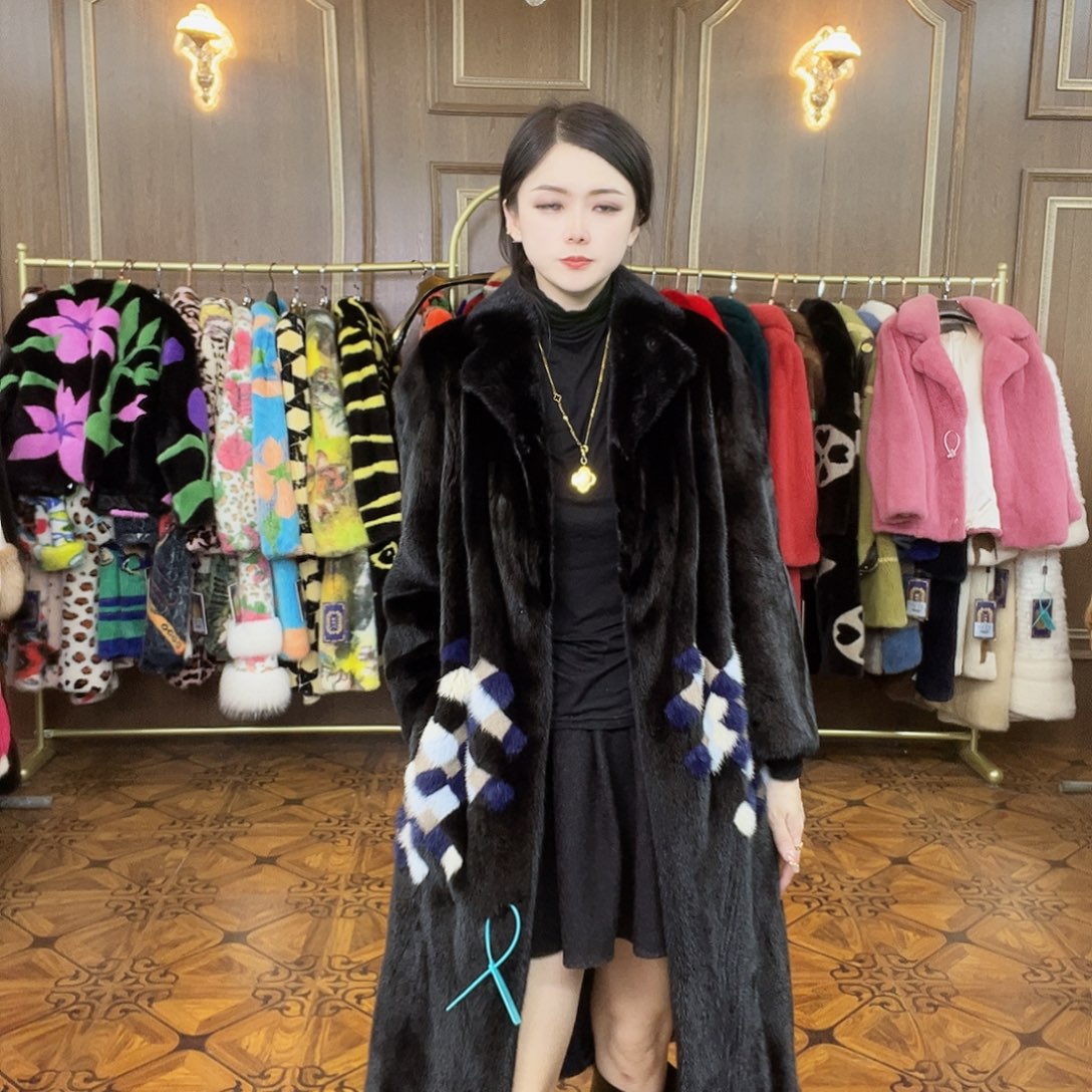 黑色兜撞色皮草外套
