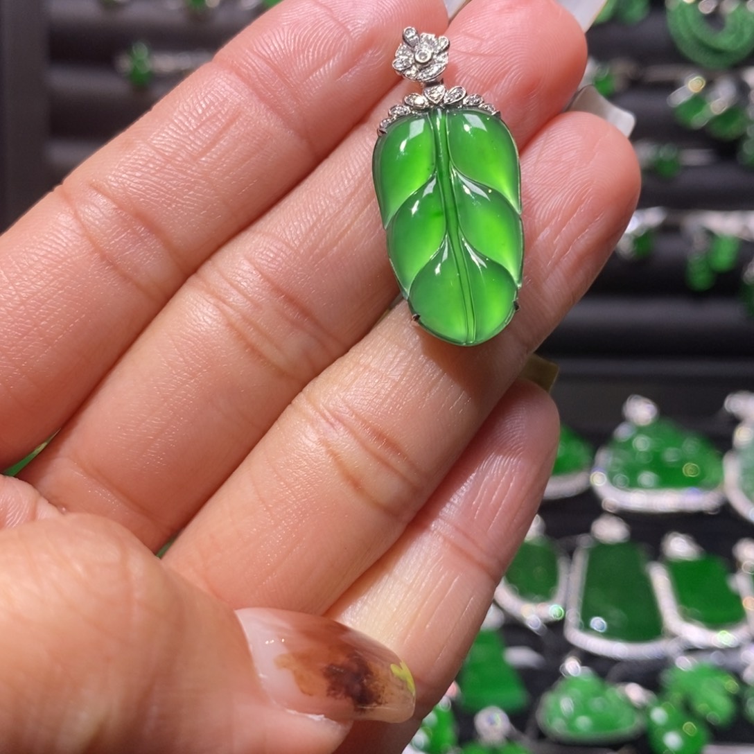 翡翠颈饰18K金镶嵌叶子吊坠