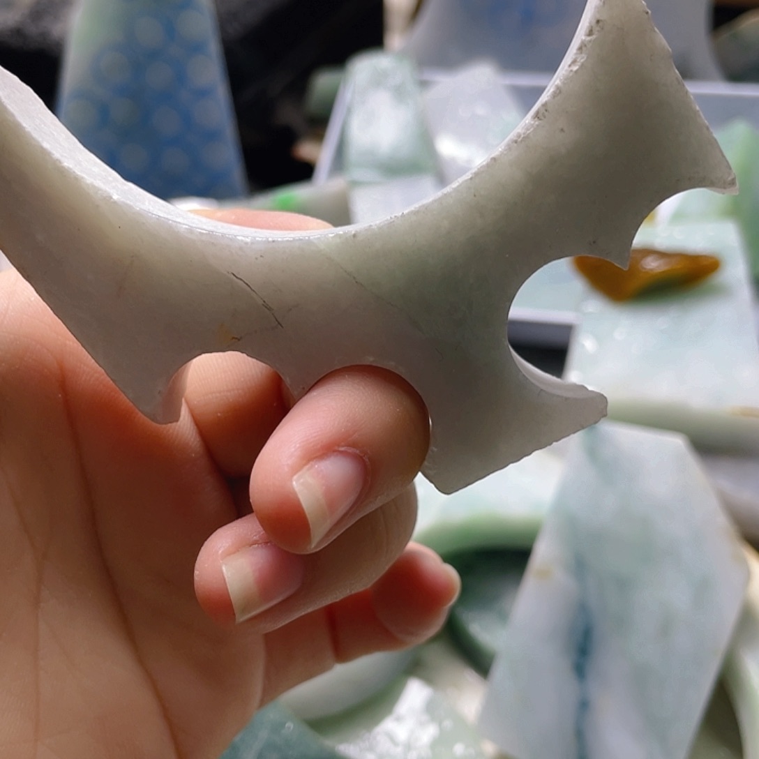 颈饰未镶嵌翡翠。