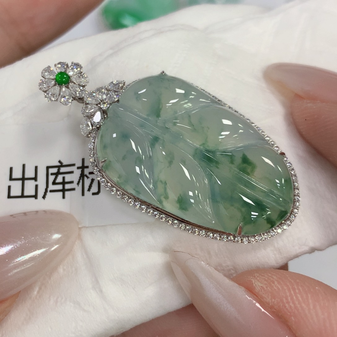 颈饰18K金镶嵌翡翠