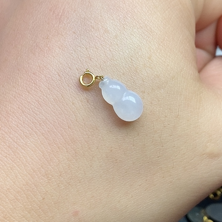 翡翠18K金镶嵌颈饰葫芦