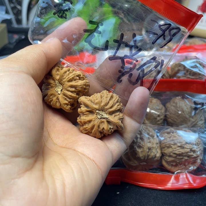 文玩核桃把件无*外密纹