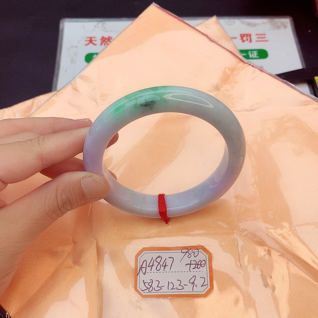 翡翠手镯未镶嵌翡翠