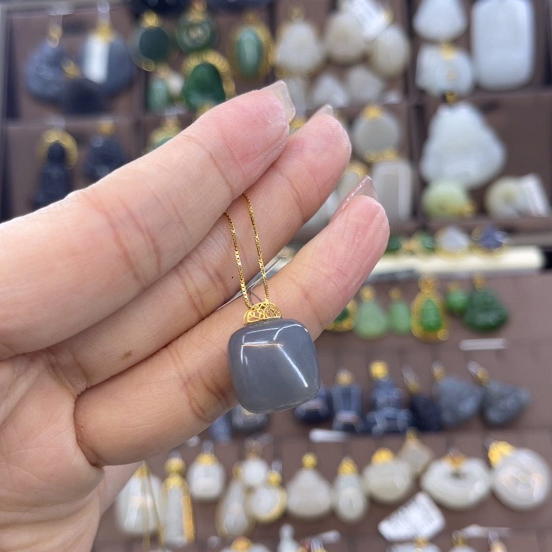 和田玉吊坠18K金镶嵌