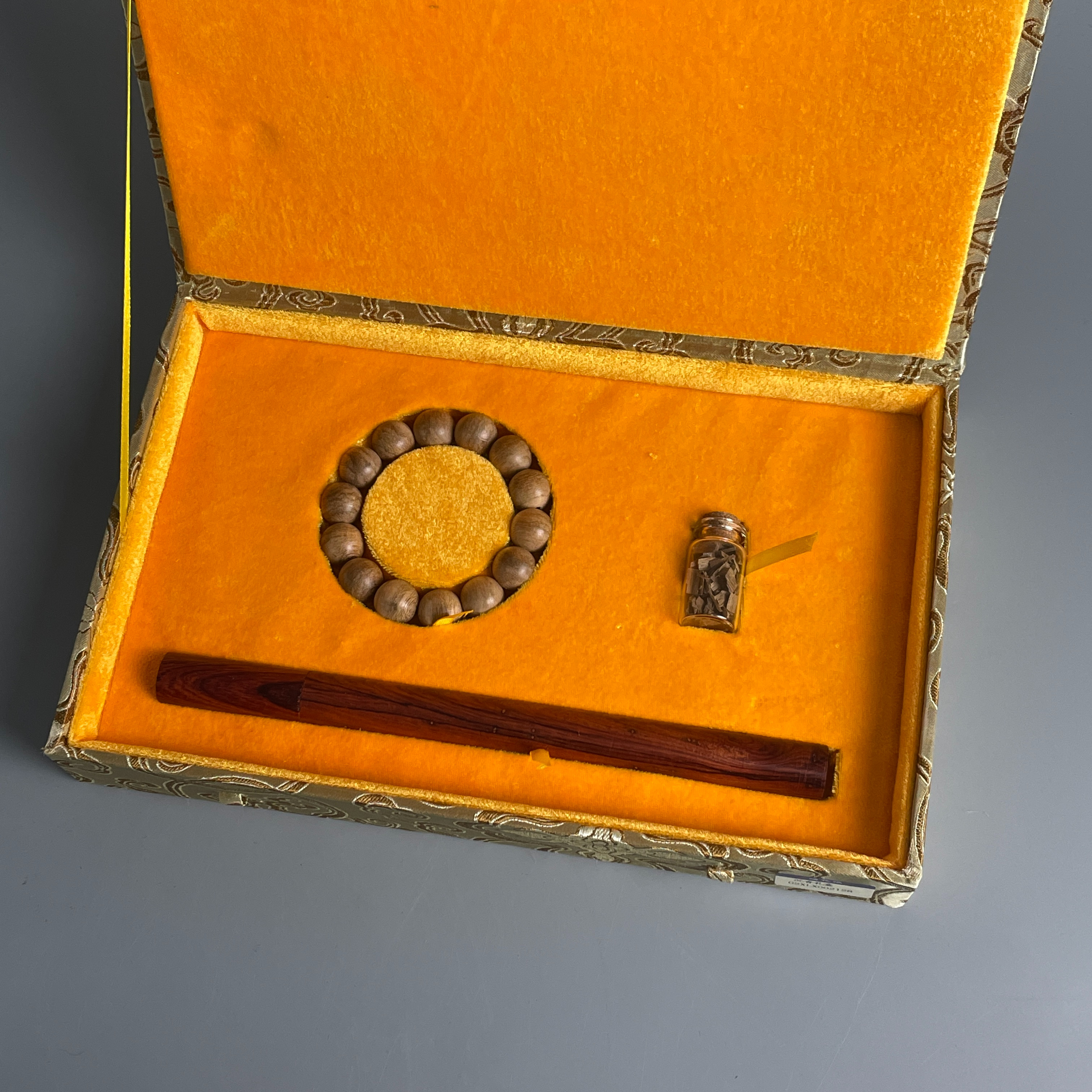 20世纪中期到后期沉香礼盒G2XLX002128/木串/手把件/绣花张