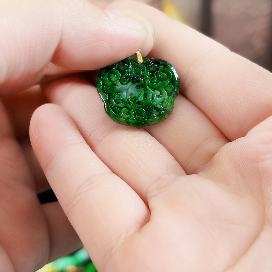翡翠18K金镶嵌颈饰吊坠