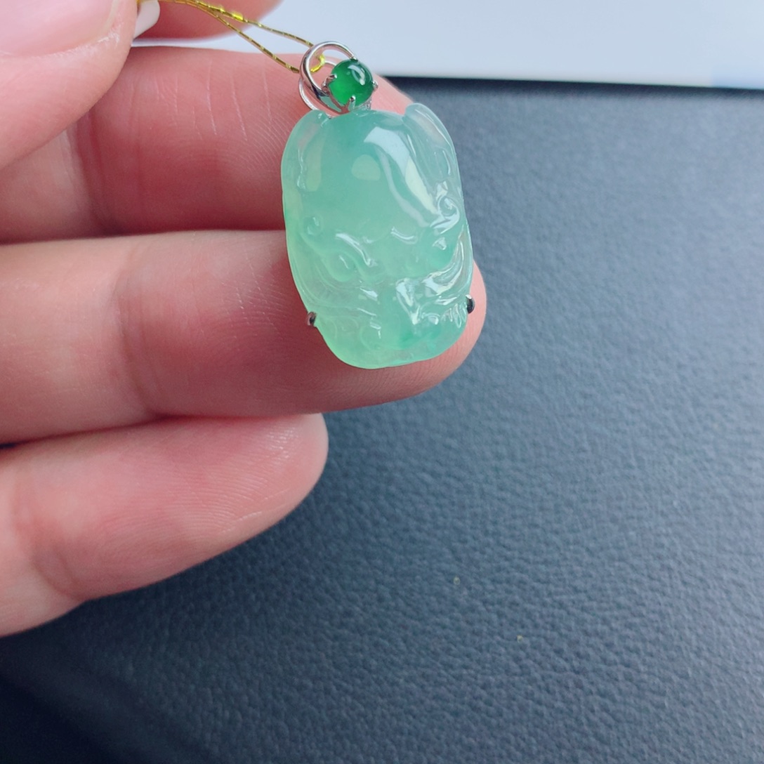 翡翠未镶嵌颈饰小龙