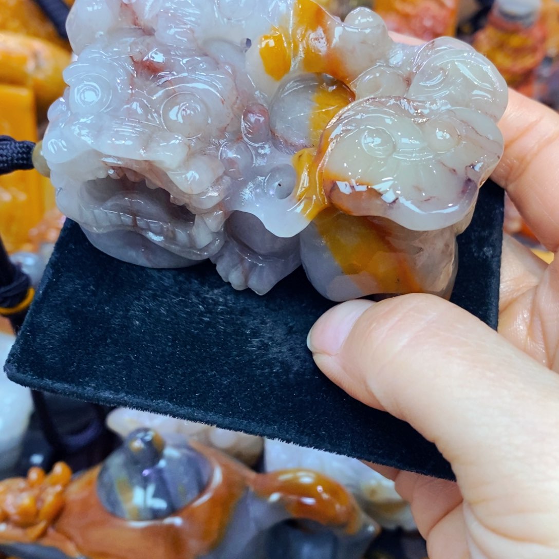 未镶嵌石英质玉（黄龙玉）颈饰