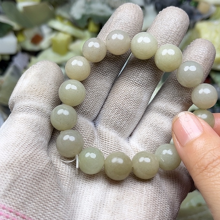 未镶嵌透闪石质玉珠宝奇石