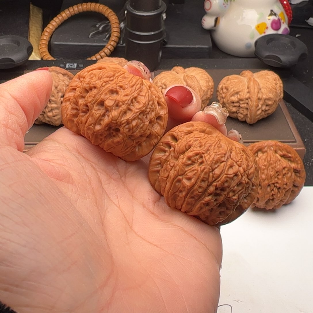 文玩核桃吊坠滢血麒麟