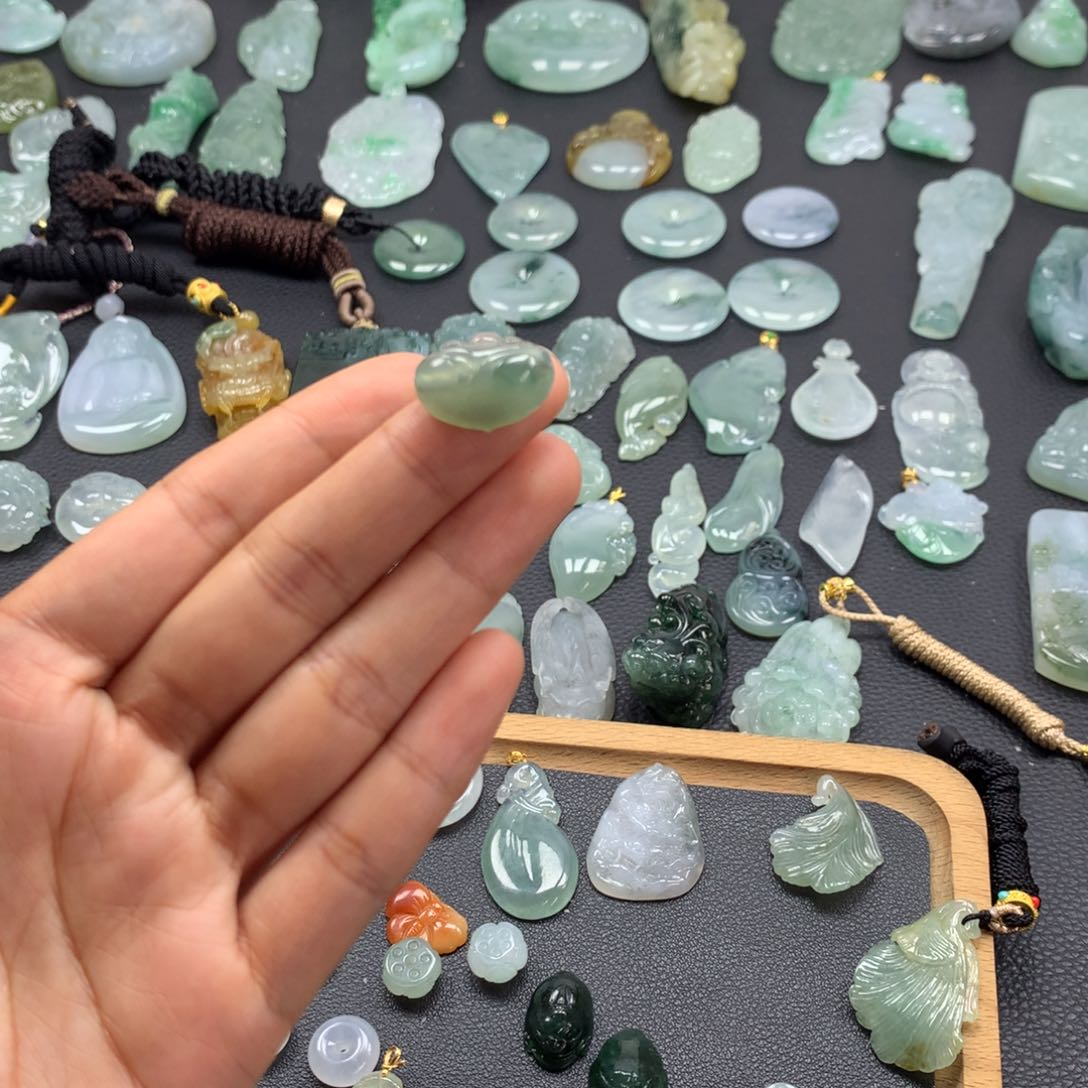 翡翠颈饰未镶嵌如意