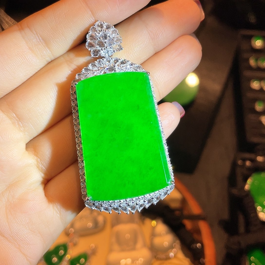 翡翠颈饰18K金镶嵌无事牌挂坠