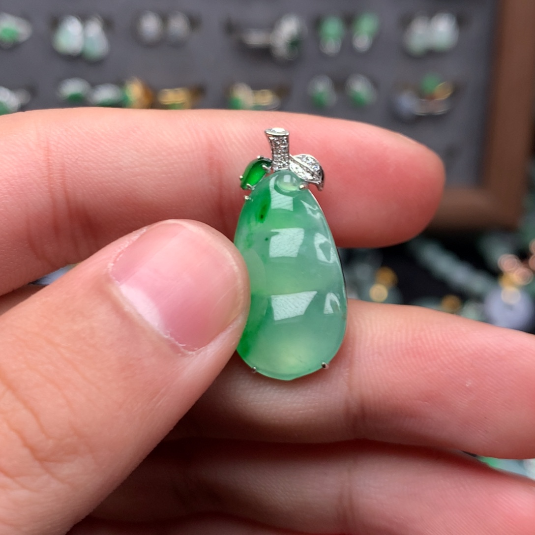 翡翠未镶嵌颈饰你是