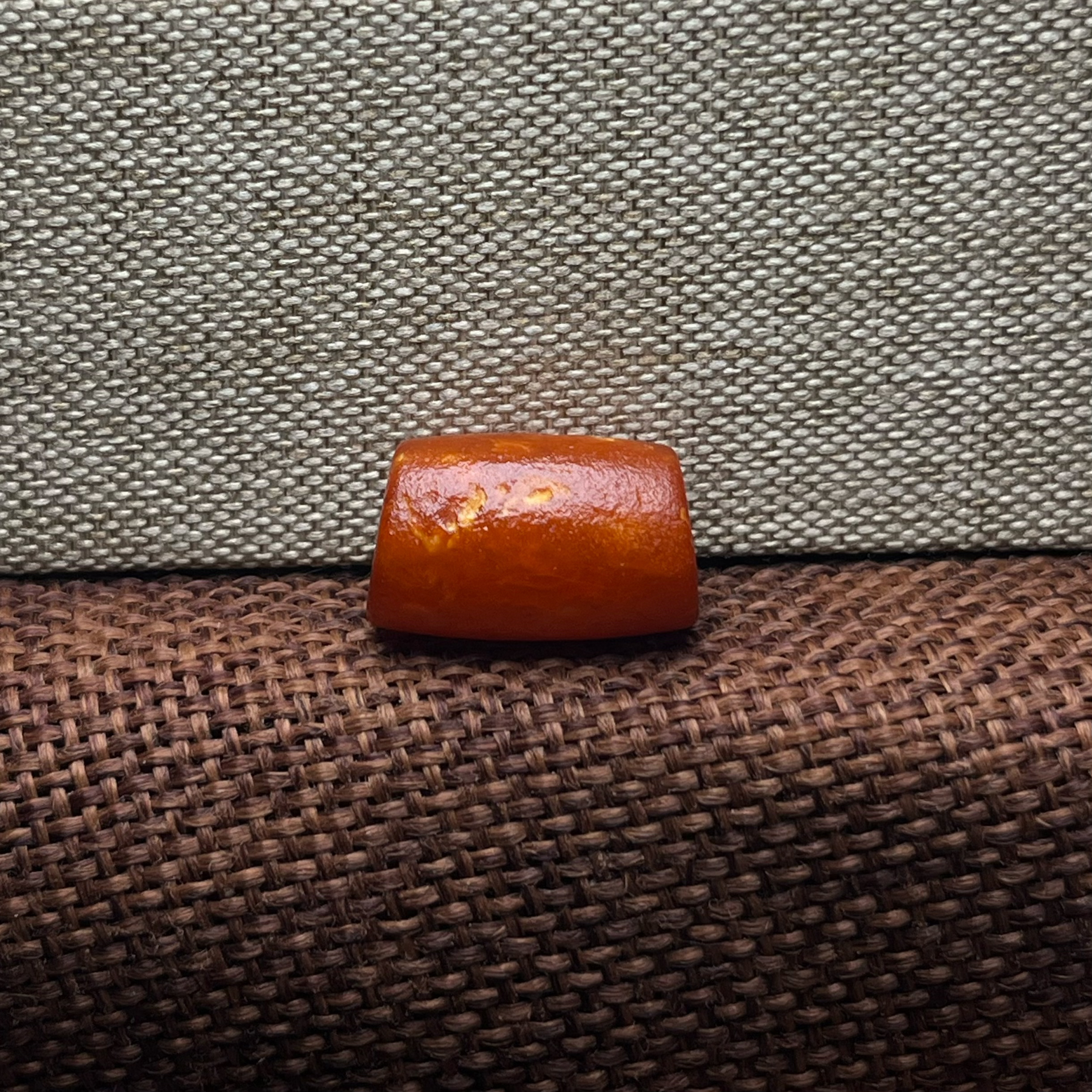 编号1.2橘皮花蜡马蹄珠老蜜蜡斜切桶珠1.79克尺寸18.6×11.2毫米