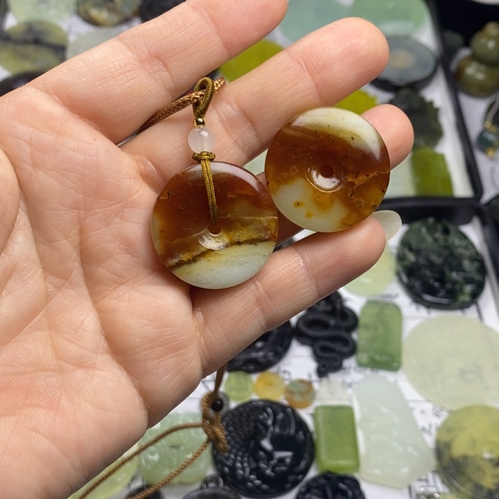 蛇纹石玉颈饰合金