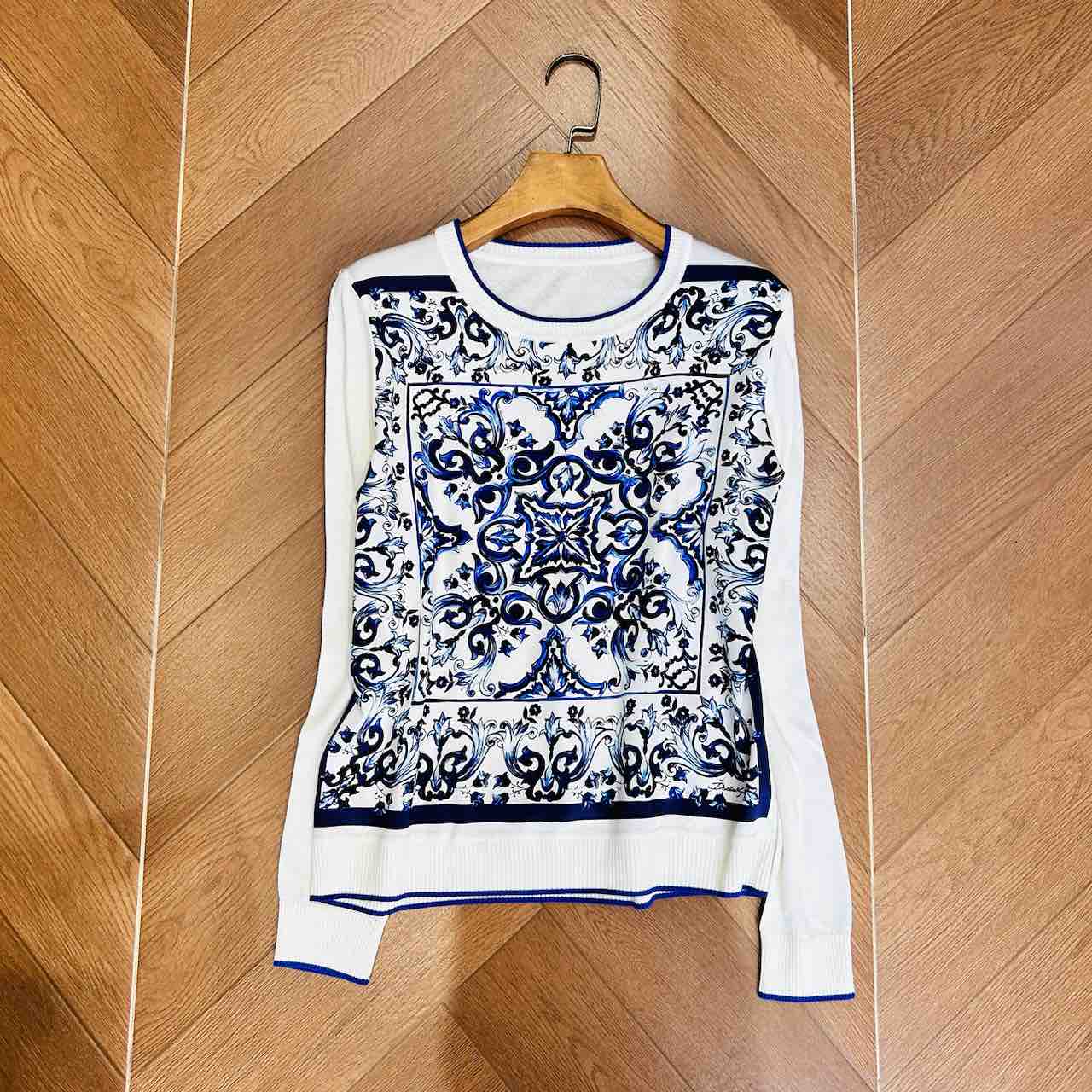 2025秋【青花缠绕】AW25136  桑蚕丝印花拼接绢丝羊毛上衣