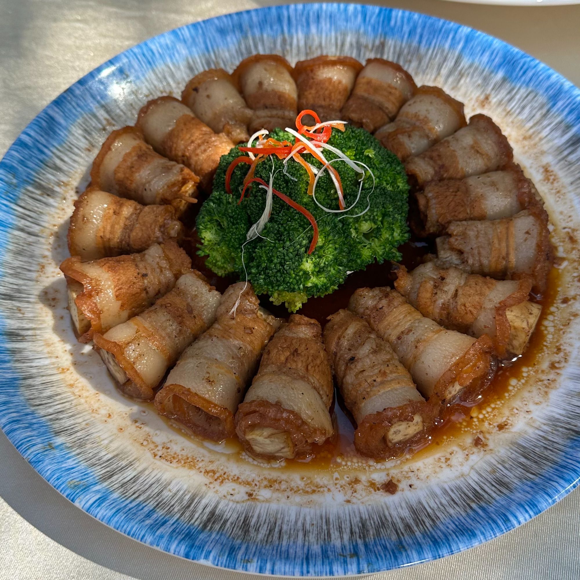 陆川土猪香芋扣肉卷，香味十足，加热即食，方便快捷！