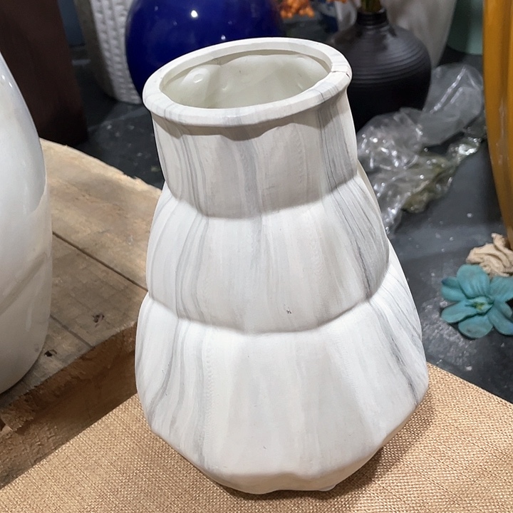 陶瓷花瓶，仿真绿植。