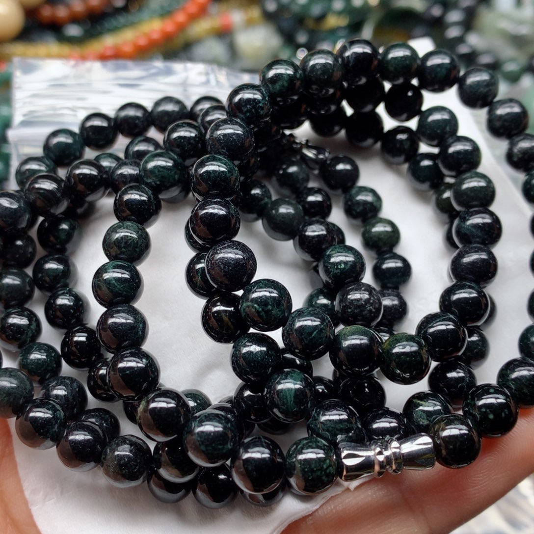 翡翠颈饰未镶嵌珠子