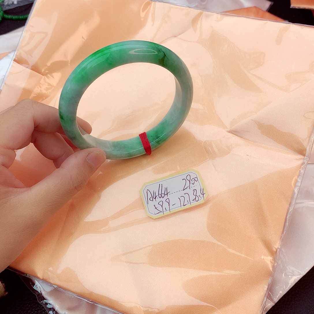 翡翠手镯未镶嵌翡翠