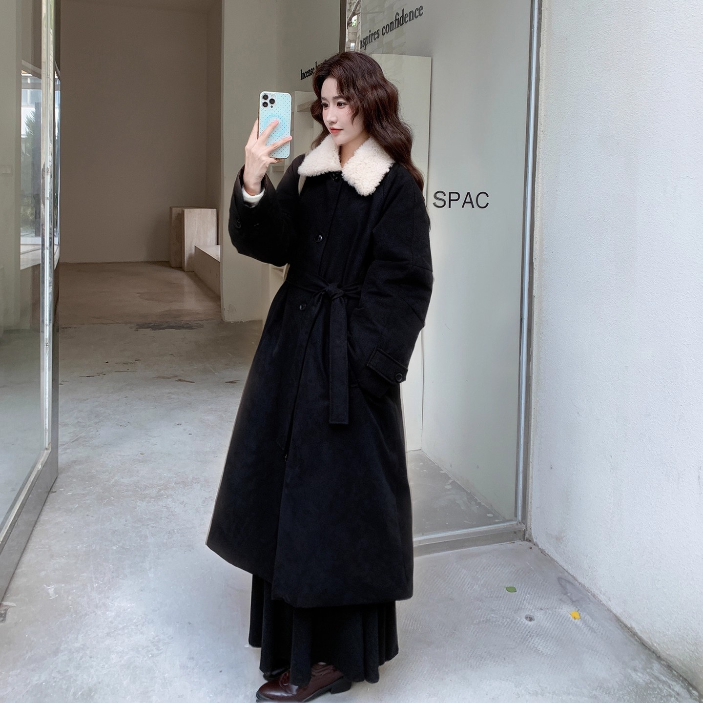 90白鸭绒复古羊羔毛领长款过膝羽绒服女秋冬2025新款收腰气质风衣