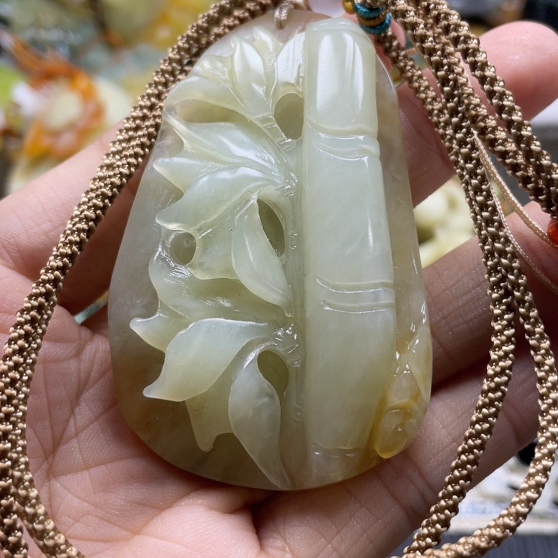 蛇纹石玉颈饰未镶嵌