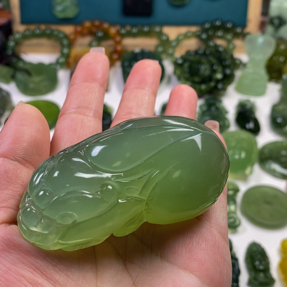 蛇纹石玉颈饰未镶嵌