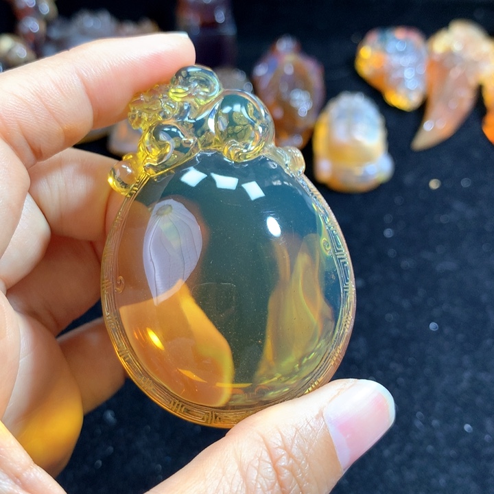 琥珀颈饰未镶嵌蓝珀雕刻件福贝貔貅