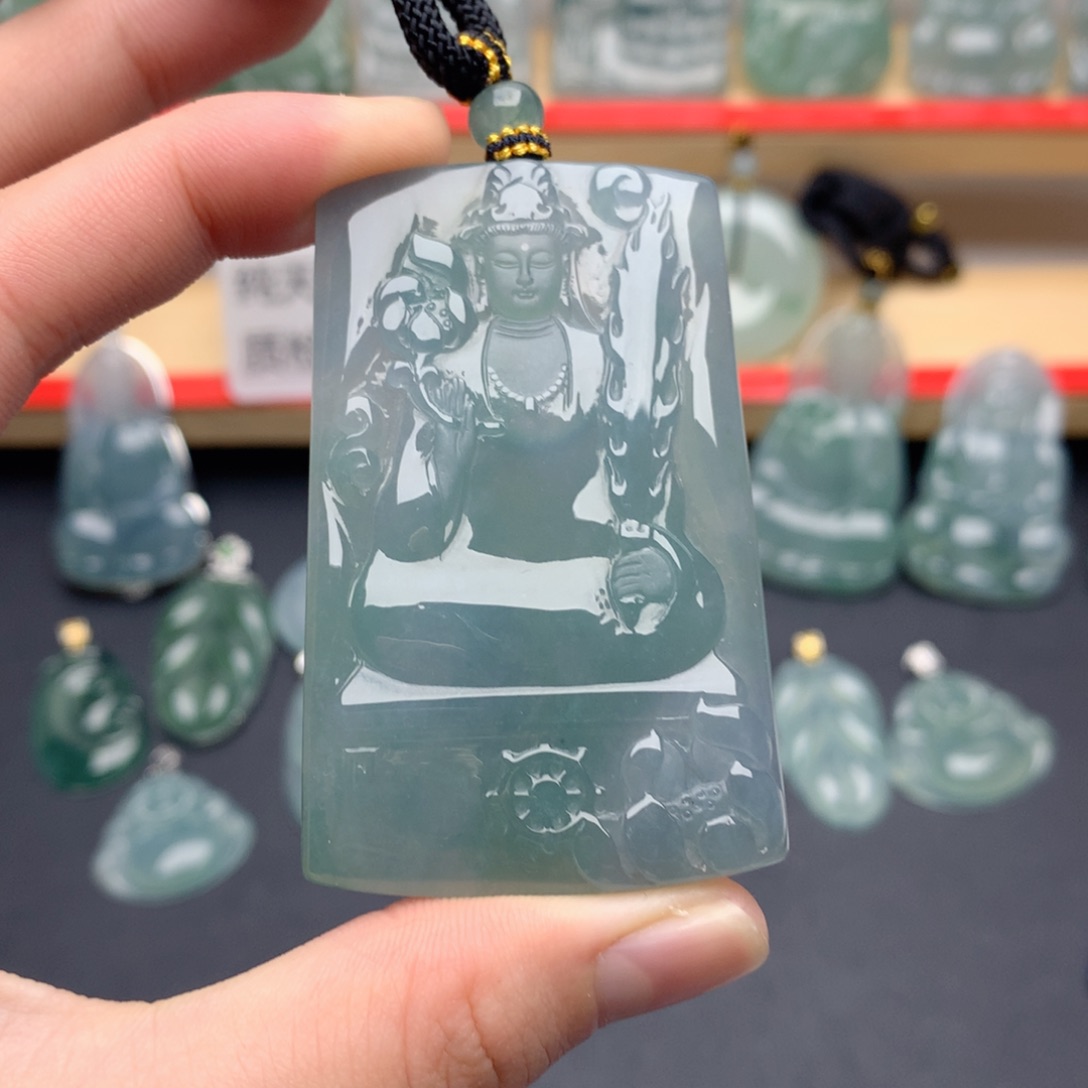 翡翠未镶嵌颈饰虚空藏