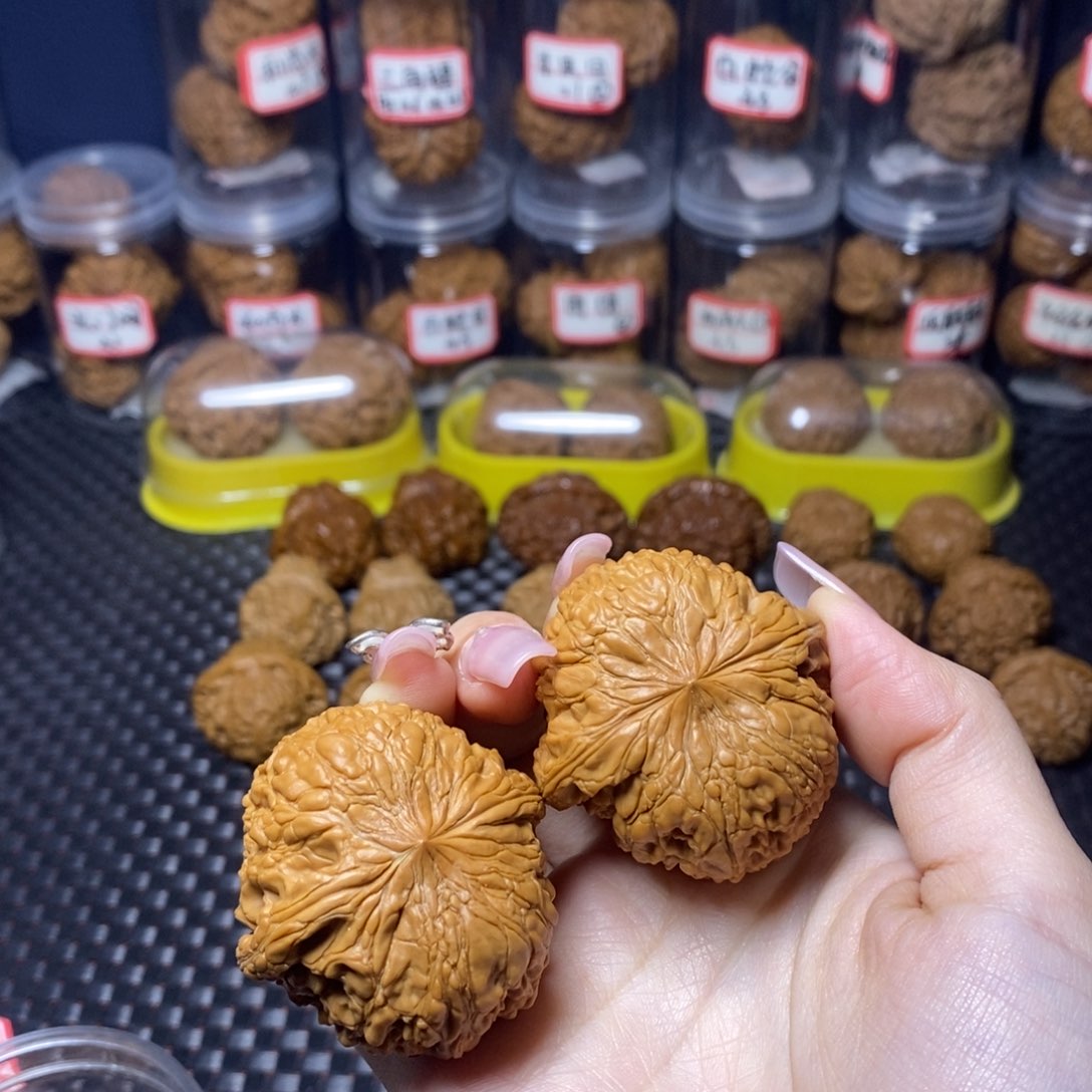 文玩核桃吊坠和尚头