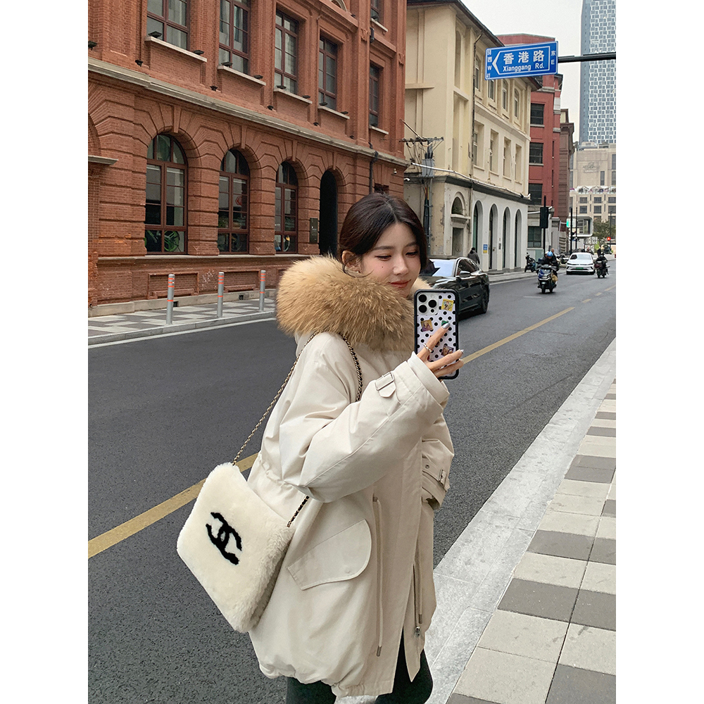 张贝贝 雾野松脂 90白鸭绒 天丝棉貉子毛派克羽绒
