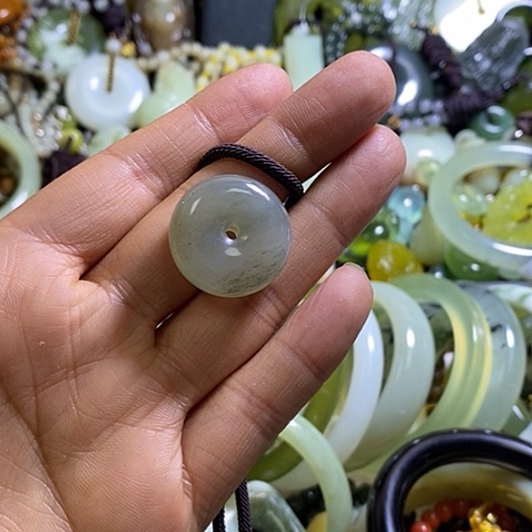 岫玉未镶嵌颈饰一个