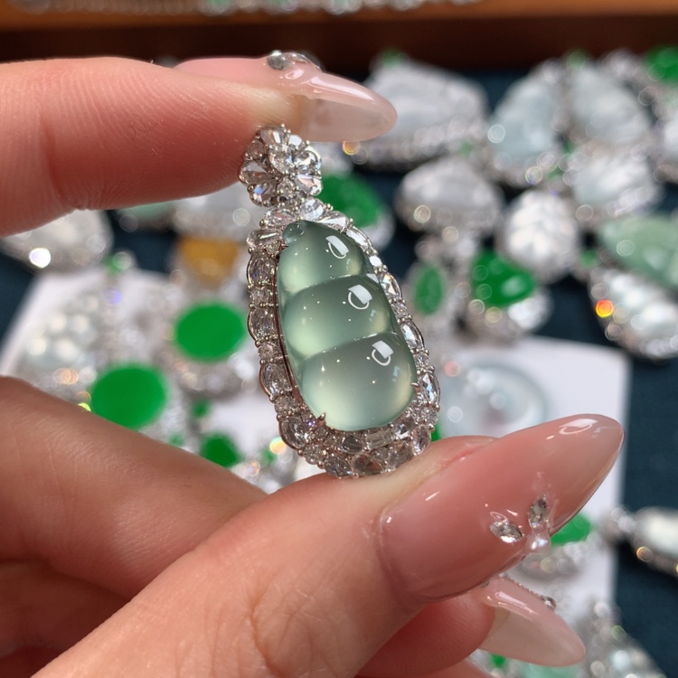 【闪购商品】翡翠颈饰18K金镶嵌豆子