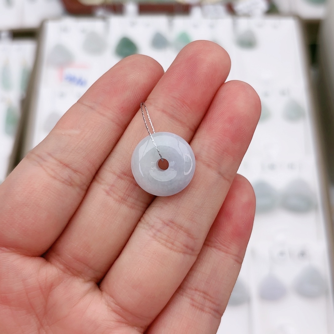 翡翠颈饰未镶嵌平安扣