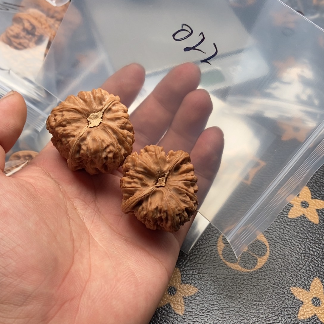 文玩核桃吊坠平谷凹底