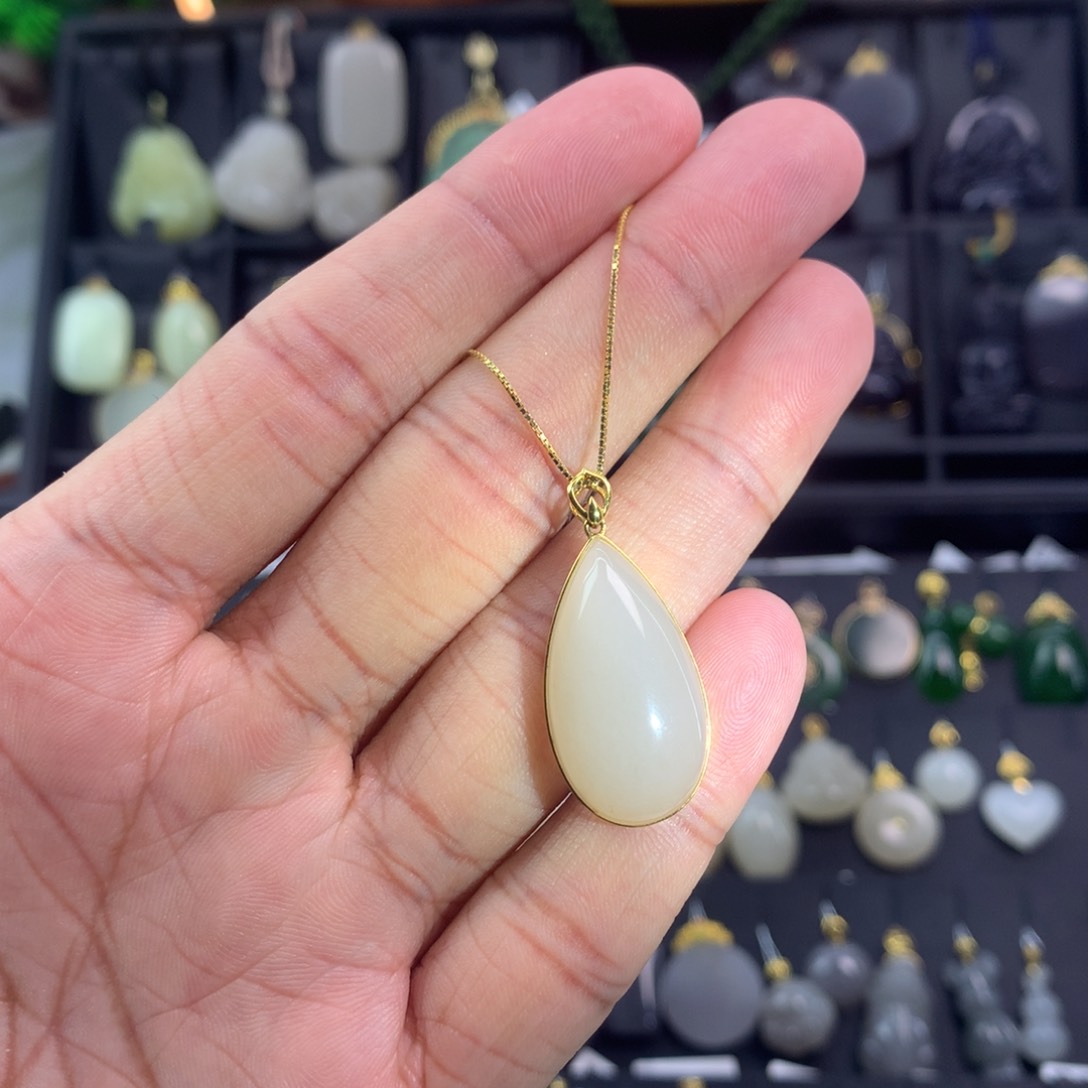 和田玉吊坠18K金镶嵌