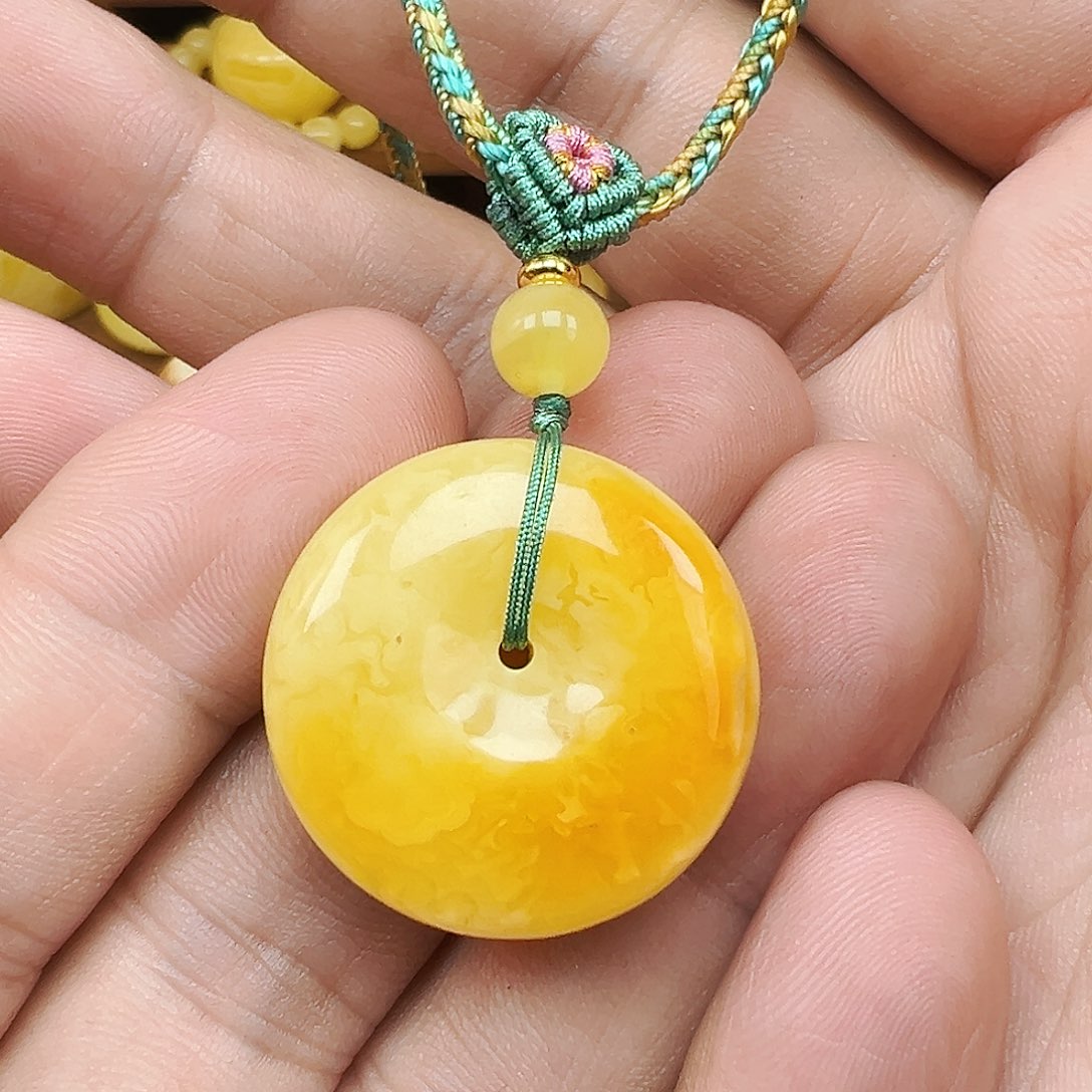 蜜蜡颈饰未镶嵌平安扣6.9克，微瑕慎重选择