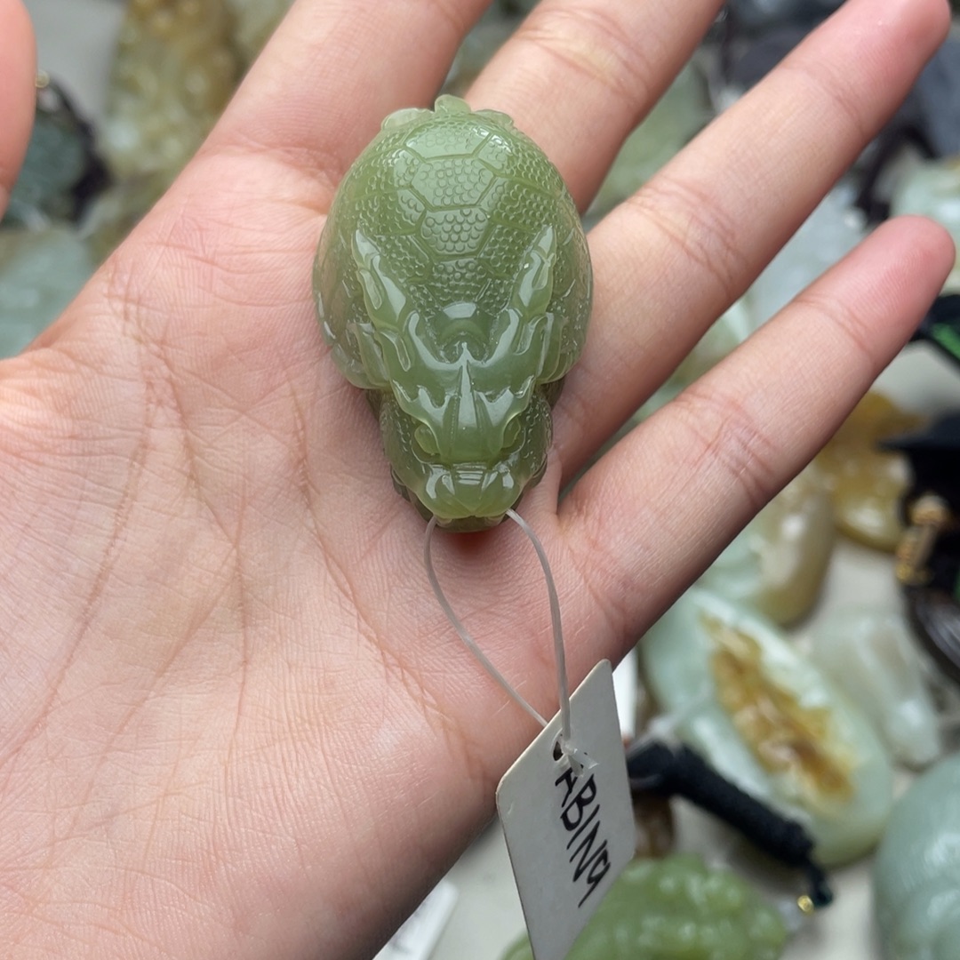 梦***、和田玉未镶嵌颈饰