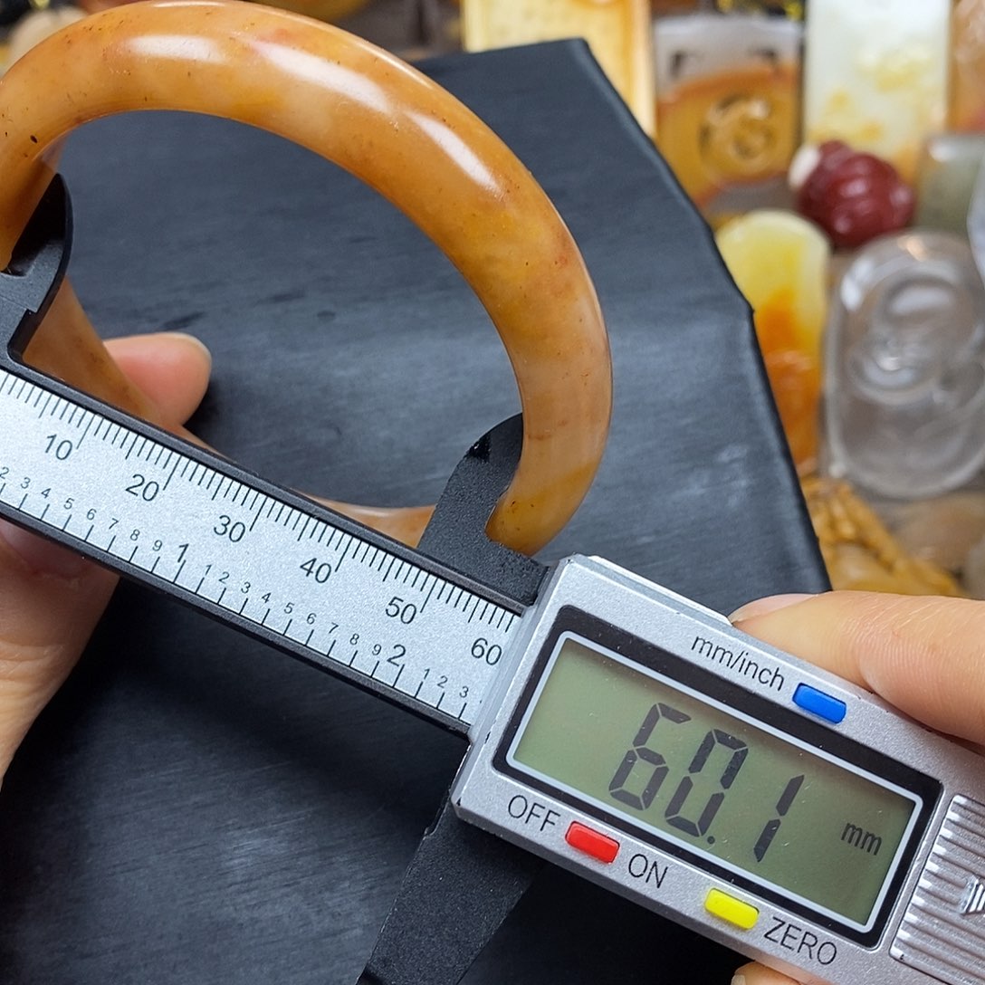 石英质玉（黄龙玉）颈饰未镶嵌