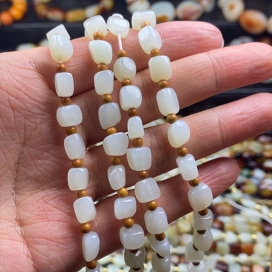 和田玉颈饰未镶嵌